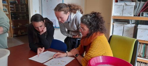 Equipe en pleine réflexion